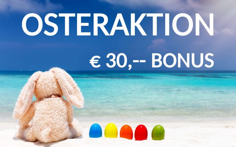 Osterhase am Strand mit bunten Eiern